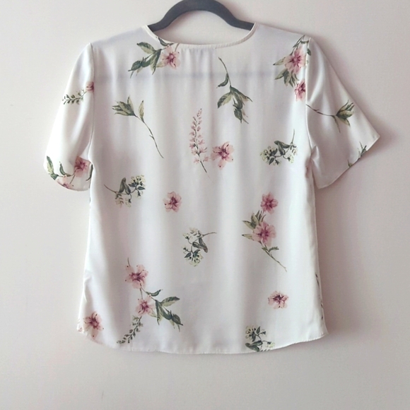 White floral print blouse from dynamite size XS - Picture 2 of 6